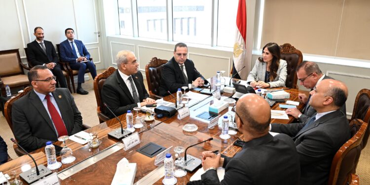 وزيرة الإسكان تتابع مع رئيس العامة لتعاونيات البناء ملفات العمل بها