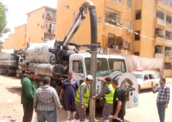 دعم فني ومعدات من القاهرة والجيزة لتطهير شبكات الصرف الصحي بأسوان