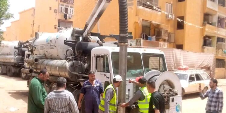 دعم فني ومعدات من القاهرة والجيزة لتطهير شبكات الصرف الصحي بأسوان