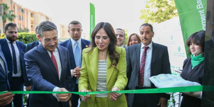 وزيرة الإسكان تفتتح مركز الإسكان المتخصص التابع لبنك التعمير والإسكان بمدينة القاهرة الجديدة