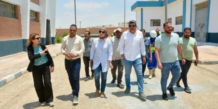 وزيرة الإسكان تتابع أعمال تطوير ورفع كفاءة الطرق والمرافق بالمناطق الصناعية بمدينتي السادات والسويس الجديدة