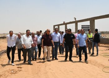 نائب وزيرة الإسكان للمرافق يتفقد مشروعات البنية التحتية والمرافق بمدينة العاشر من رمضان