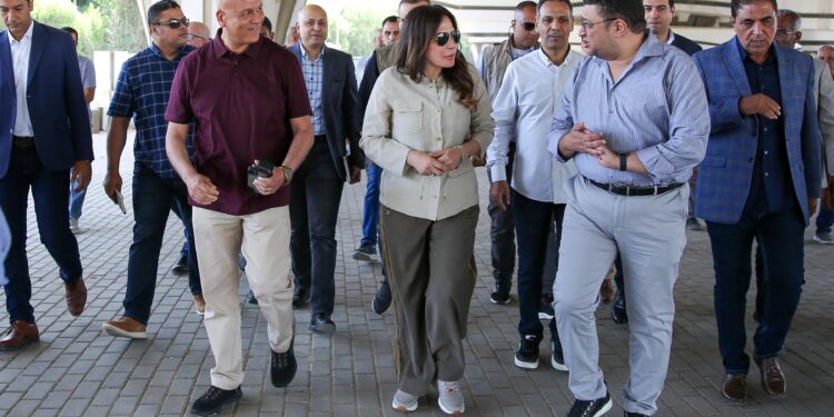 وزيرة الإسكان تتفقد أعمال ربط خطوط الصرف الرئيسية بمدينة القاهرة الجديدة المتجهة إلى محطة الجبل الأصفر