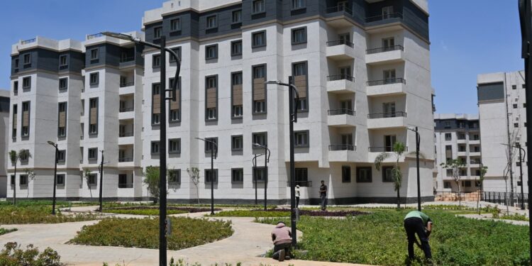 وزيرة الإسكان تتابع موقف تنفيذ المشروعات السكنية فى 5 مدن جديدة 